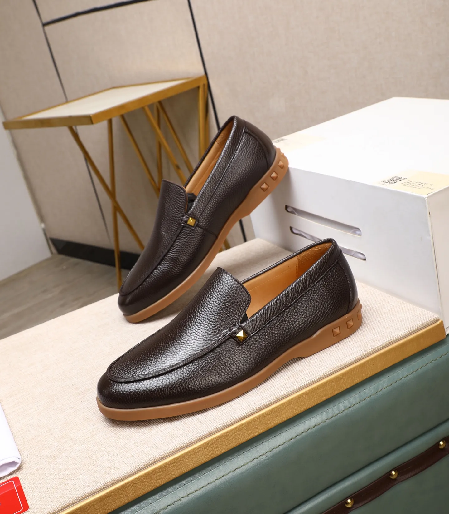 Men's shoes 💰520 [Valentino-Valentino] High-quality boutique men's shoes. The same style as the celebrities, original and authentic.✅ Made of imported cowhide + original apricot cowhide lining. The French luxury model is priced at 14,080 Swiss francs. It is also a Paris Fashion Week catwalk model. A brand can be deeply rooted in your heart, and a pair of shoes can make you linger. What you wear is not only noble, but also an aura. 👻Standard 38-45